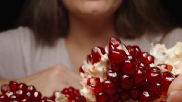Extrémní Detailní Záběr Mladé Ženy Jak Plátek Granátového Jablka — Stock video