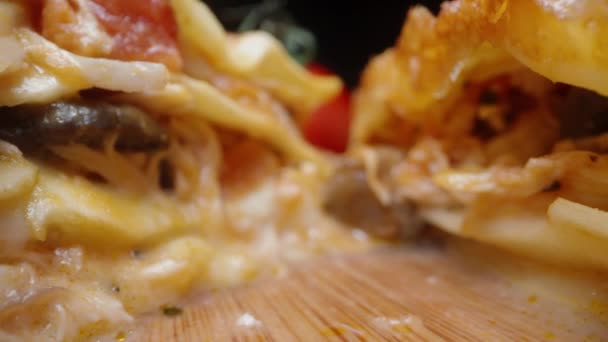 식탁에 토마토를 곁들인 라자냐 슬라이더 클로즈업 — 비디오