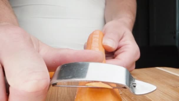 Una Joven Limpia Zanahorias Con Pelador Verduras Metal Deslizador Dolly — Vídeos de Stock