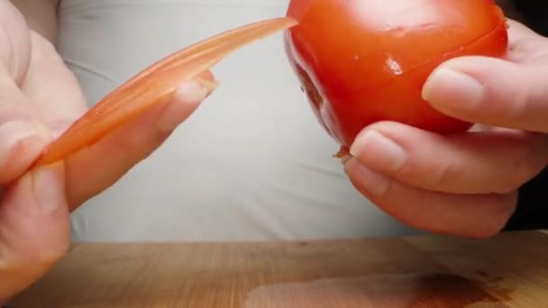 女の子は皮からトマトを剥きクローズアップ — ストック動画