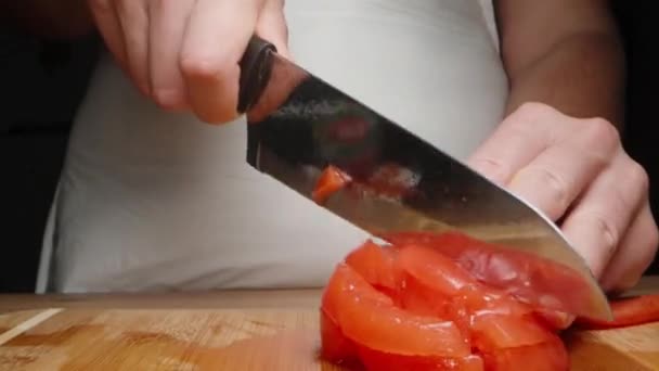 Joven Corta Tomate Rodajas Pequeñas Cerca Deslizante — Vídeos de Stock