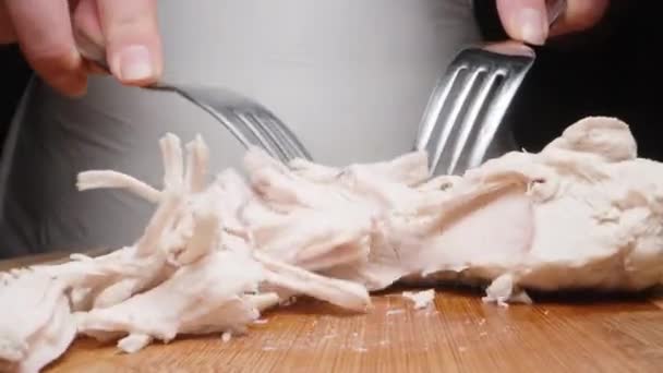 Cocinero Corta Pollo Hervido Con Tenedores Trozos Pequeños Control Deslizante — Vídeos de Stock