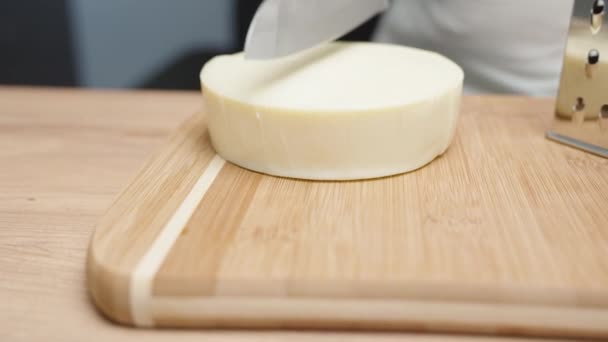 Kok Snijdt Kaas Stukken Het Een Groter Stuk Malen Langzame — Stockvideo