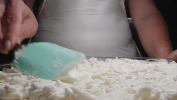 Młoda Kobieta Smaruje Sosem Lasagne Silikonową Łopatką Zbliżenie — Wideo stockowe