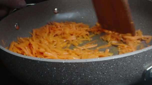 Die Gehackten Karotten Mit Einem Holzspachtel Verrühren Während Sie Einer — Stockvideo