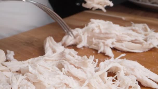 Cocinero Utiliza Dos Tenedores Para Aplastar Pollo Hervido Cerca Cámara — Vídeos de Stock