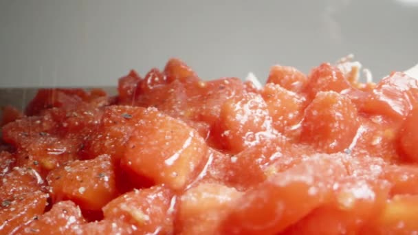 意大利面的馅在一个煎锅里油炸 撒上胡椒 — 图库视频影像