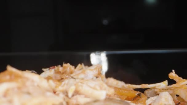 Kamera Przesuwa Się Przez Wypełnienia Lasagne Mgły Górę Szkła — Wideo stockowe