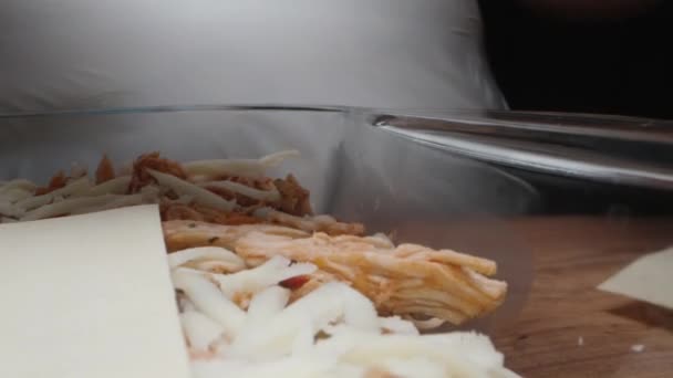 Cuisinier Met Les Feuilles Pâte Sur Dessus Remplissage Couches Lasagnes — Video