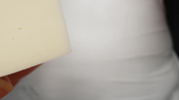 Ein Mädchen Reibt Käse Auf Einer Metallreibe Schieberegler Extreme Nahaufnahme — Stockvideo