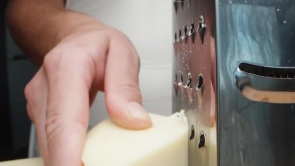 一个年轻的女人在金属烤架上放奶酪 慢动作 — 图库视频影像