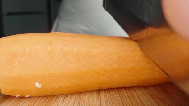 Cortamos Zanahoria Pedazos Muy Cerca Cámara Sigue Cuchillo — Vídeos de Stock