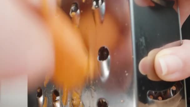 Las Zanahorias Frotan Rallador Metal Macro Disparo Movimiento — Vídeos de Stock