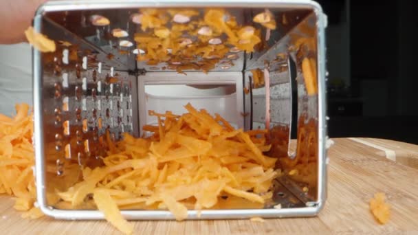 Las Zanahorias Frotan Rallador Metal Las Piezas Caen Primer Plano — Vídeos de Stock