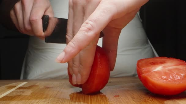 一个女孩把剥了皮的西红柿切成小方块 用来做意大利面和特写 — 图库视频影像