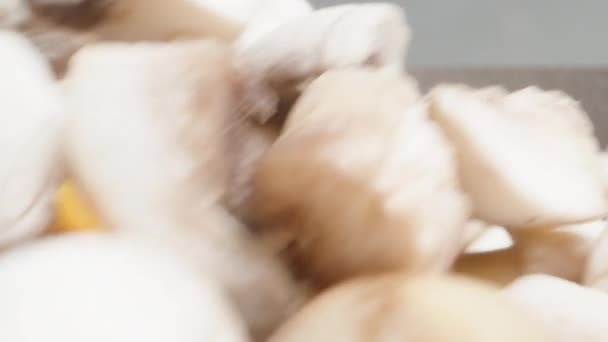 Mieszać Grzyby Marchewki Podczas Smażenia Patelni Ujęcie Makro — Wideo stockowe