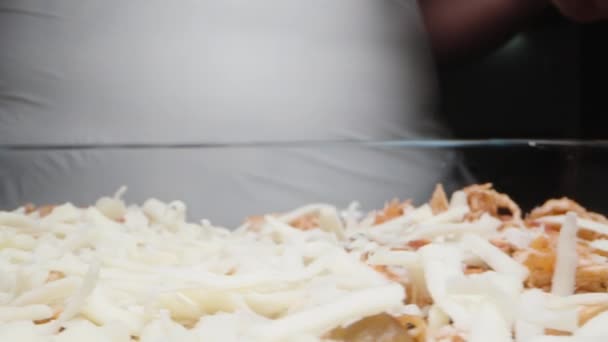 Cuisinier Distribue Fromage Sur Dessus Des Lasagnes Gros Plan Mouvement — Video