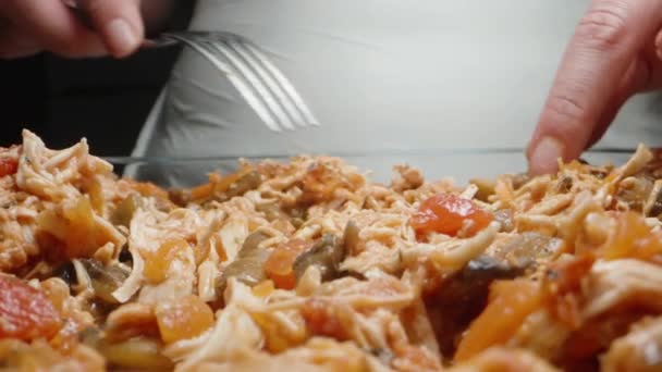 Aşçı Lazanyaya Tavuk Mantar Doldurur Yakın Plan — Stok video