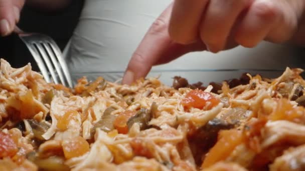 Cuisinier Distribue Remplissage Poulet Champignons Sur Lasagnes Gros Plan — Video