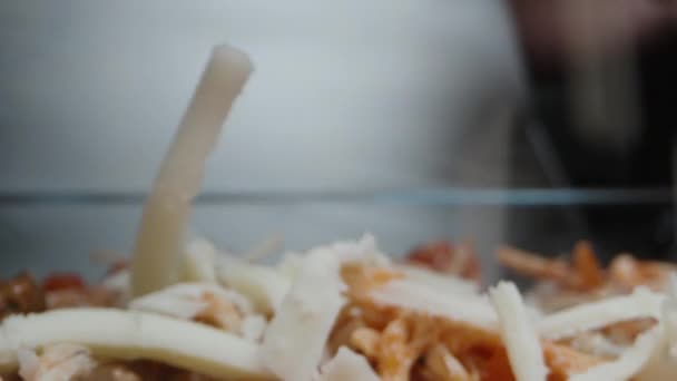 Cozinheiro Polvilha Queijo Ralado Cima Lasanha Dolly Deslizante Extremo Close — Vídeo de Stock
