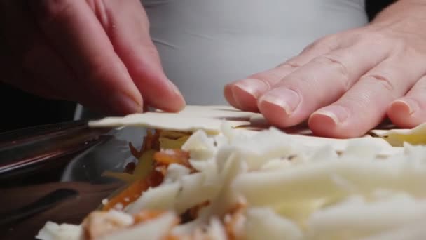 Cuoco Mette Sfoglie Sulle Lasagne Sopra Formaggio Primo Piano Estremo — Video Stock