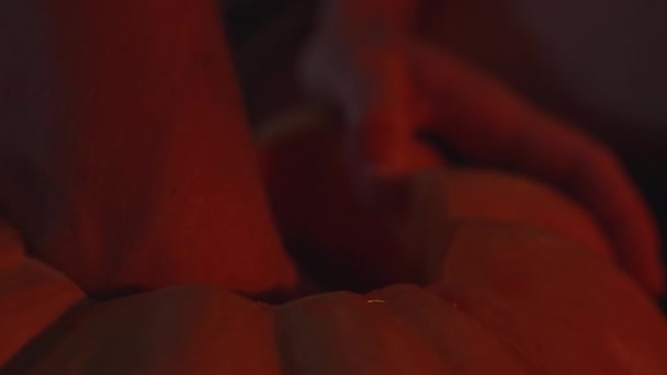 Una Giovane Donna Notte Con Semaforo Rosso Intaglia Una Zucca — Video Stock