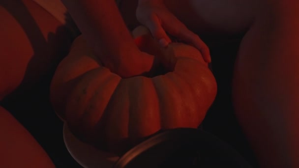 Eine Junge Frau Schnitzt Nachts Rotlicht Einen Kürbis Für Halloween — Stockvideo