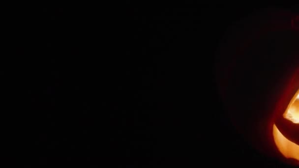 Cadılar Bayramı Için Balkabağım Içinde Yanan Bir Işık Yanıyor Yakın — Stok video