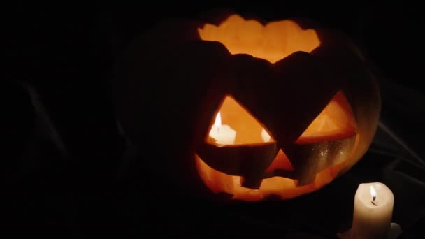 Dwie Dynie Halloween Świece Środku Jedna Dynia Jest Biała Laleczko — Wideo stockowe