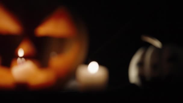 Twee Halloween Pompoenen Een Witte Kaarsen Camera Richt Zich Langzaam — Stockvideo