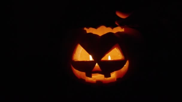 Una Mano Las Ojeras Sobre Una Calabaza Halloween Luz Vela — Vídeos de Stock