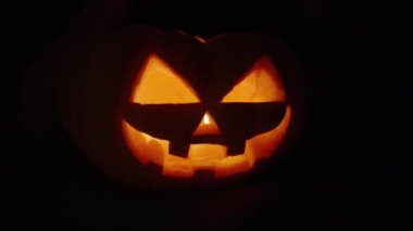 Cadılar Bayramı 'nda balkabağı her iki taraftan da alınır. Mumlar yanıyor..