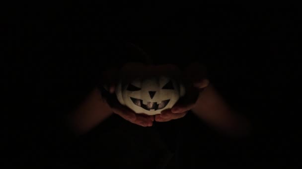 Ruce Tmě Drží Bílou Halloweenskou Dýni Padá Velká Dýně Hořícími — Stock video