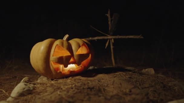 Dynia Halloween Grobie Noc Kamera Przesuwa Się Krzyża — Wideo stockowe