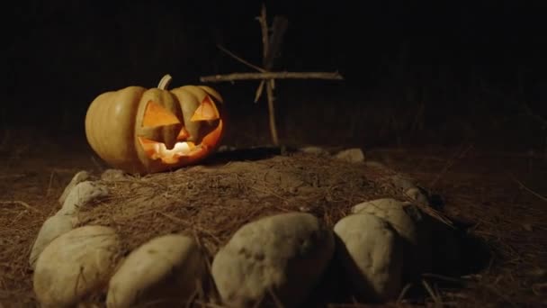 Mezarda Cadılar Bayramı Balkabağı Gece Kamera Ileri Gidiyor Mezarda Haç — Stok video