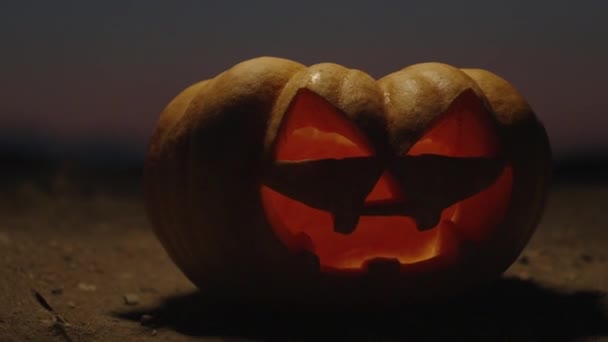 Una Calabaza Para Halloween Encuentra Arena Sobre Fondo Puesta Del — Vídeo de stock