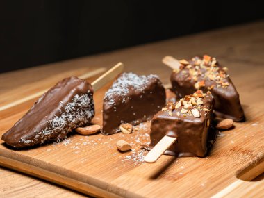 Çubuklu çikolatalı kek. Dondurma şeklinde. Ceviz ve hindistan cevizli..