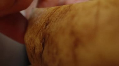 Muzu soyarım. Dolly kaydırıcı, aşırı yakın çekim..