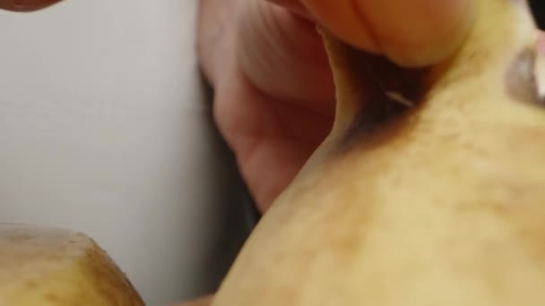 Чищу Банан Слайдер Долли Экстремальный Крупный План — стоковое видео