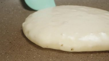 Pankeki, silikon spatulayla birlikte kızartma tavasında çeviriyorum. aşırı yakın çekim.