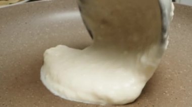 Krep hamurunu tavaya döküyorum. aşırı yakın çekim.