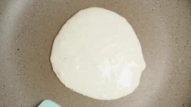 Tavadaki gözlemeyi silikon spatulayla çeviriyorum. Üst görünüm