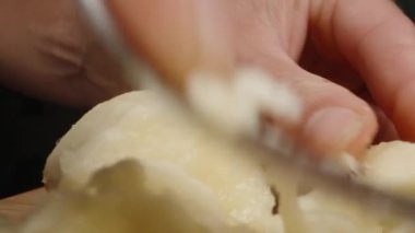 Muzu çatalla eziyorum, çok yakından..