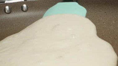 Pankeki, silikon spatulayla kızartma tavasında çeviriyorum. aşırı yakın çekim.