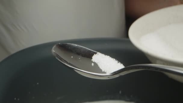 Schep Suiker Met Een Lepel Giet Het Het Pannenkoekenbeslag Buitenpost — Stockvideo