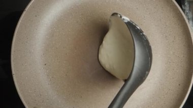 Krep hamurunu tavaya dökerim.