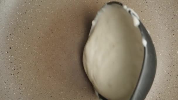 我把煎饼面糊倒进锅里 上视镜 慢镜头 — 图库视频影像