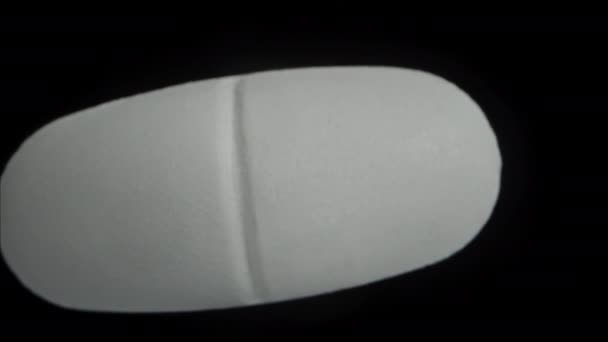 Eine Große Weiße Pille Rotiert Auf Schwarzem Hintergrund Und Die — Stockvideo