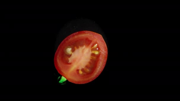 Tomate Cherry Rodajas Gira Sobre Fondo Negro Vista Superior — Vídeo de stock
