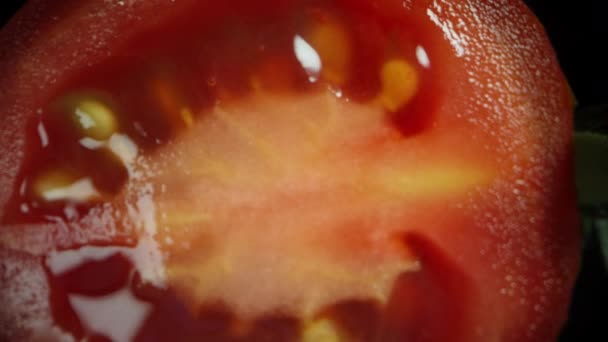 Μια Ντομάτα Κεράσι Φέτες Περιστρέφεται Μαύρο Φόντο Dolly Slider Ακραία — Αρχείο Βίντεο